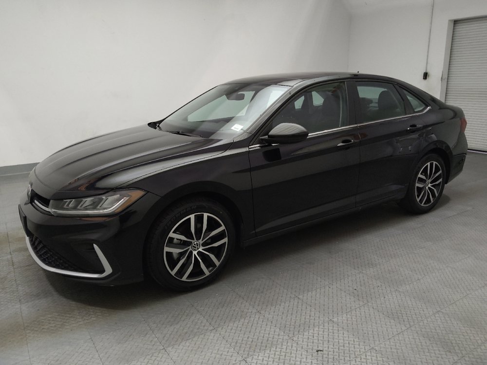Used 2025 Volkswagen Jetta SE FWD image 2