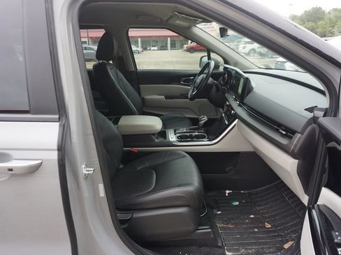 Used 2024 Kia Carnival EX FWD image 16
