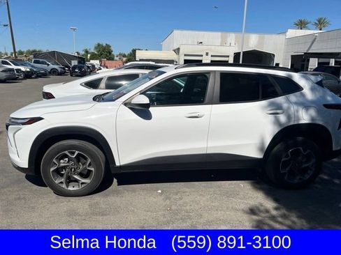 Used 2024 Chevrolet Trax LT w/ LT Convenience Package FWD image 2