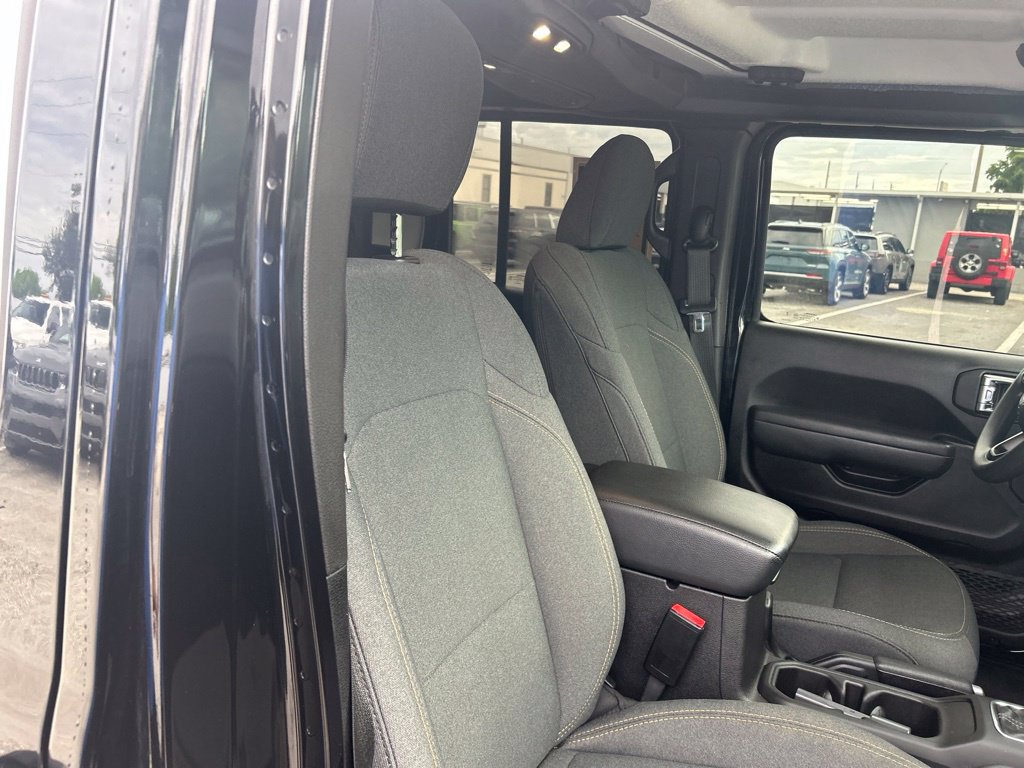 Used 2025 Jeep Gladiator Sport AWD/4WD image 21