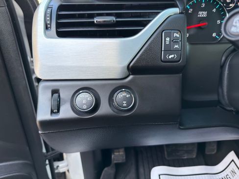 Used 2017 GMC Yukon XL SLT w/ Open Road Package image 16