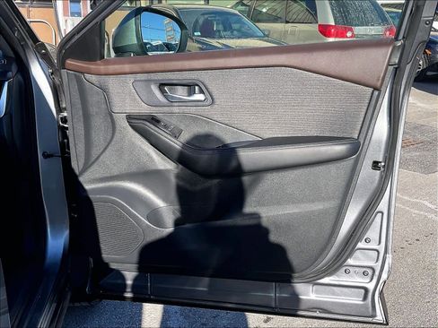 Used 2023 Nissan Rogue SV image 12