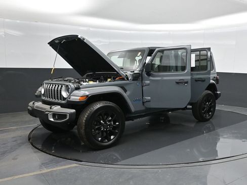Used 2025 Jeep Wrangler Unlimited Sahara w/ Safety Group AWD/4WD image 59