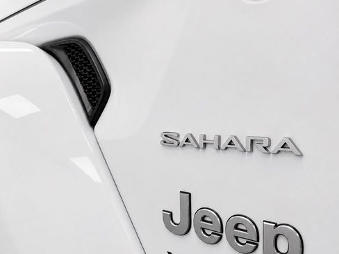 Used 2021 Jeep Wrangler Unlimited Sahara w/ Uconnect 4C Nav & Sound Group AWD/4WD image 11