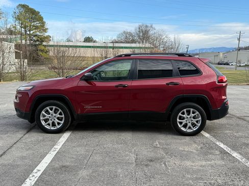 Used 2017 Jeep Cherokee Sport image 8