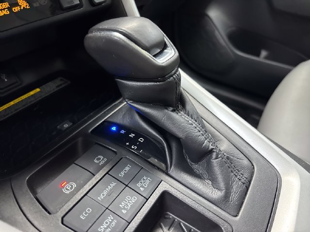 Used 2021 Toyota RAV4 XLE Premium AWD/4WD image 25