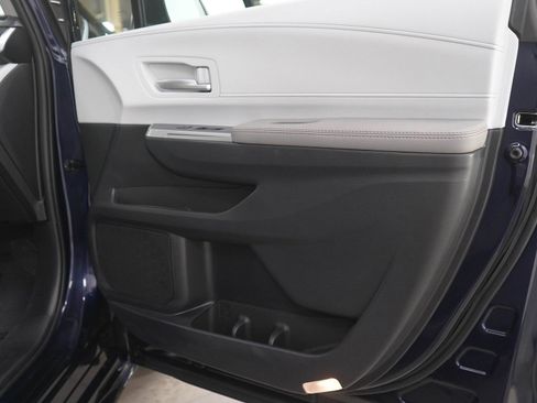 Used 2025 Toyota Sienna XLE AWD/4WD image 9