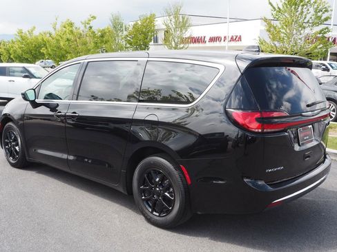 Used 2024 Chrysler Pacifica Touring-L FWD image 7