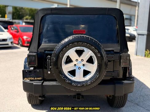 Used 2017 Jeep Wrangler Unlimited Rubicon w/ Connectivity Group AWD/4WD image 8