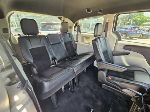 Used 2017 Dodge Grand Caravan SXT FWD image 12