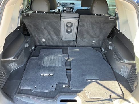 Used 2017 Nissan Rogue SV FWD image 34