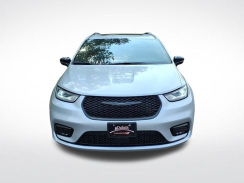 Used 2026 Chrysler Pacifica Limited w/ S Appearance Package FWD image 9
