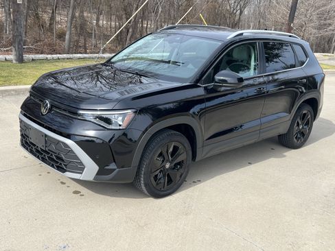 Certified 2025 Volkswagen Taos SE w/ Panoramic Sunroof Package image 5