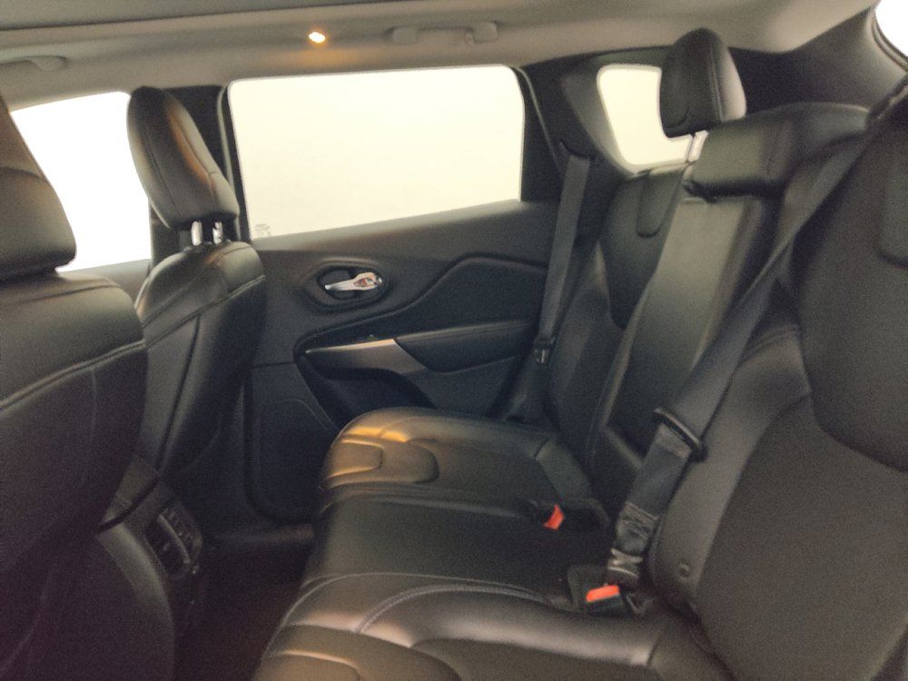 Used 2019 Jeep Cherokee Latitude Plus FWD image 18