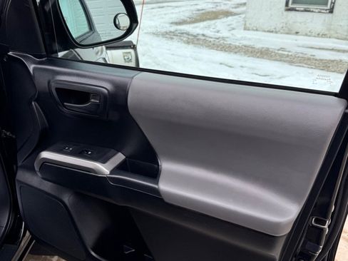 Used 2016 Toyota Tacoma 4x4 Access Cab image 16