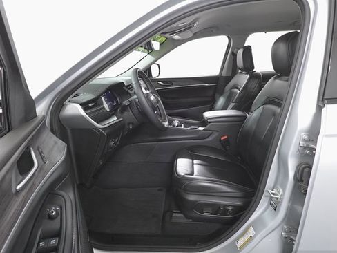 Used 2023 Jeep Grand Cherokee L Limited w/ Luxury Tech Group II image 9