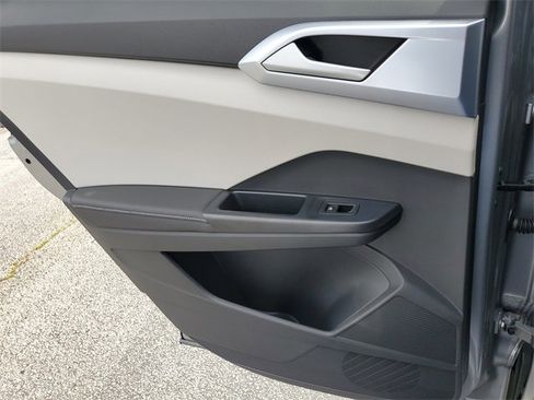New 2025 Volkswagen Taos SE image 17