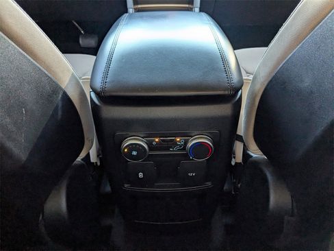 Used 2020 Ford Explorer XLT image 3