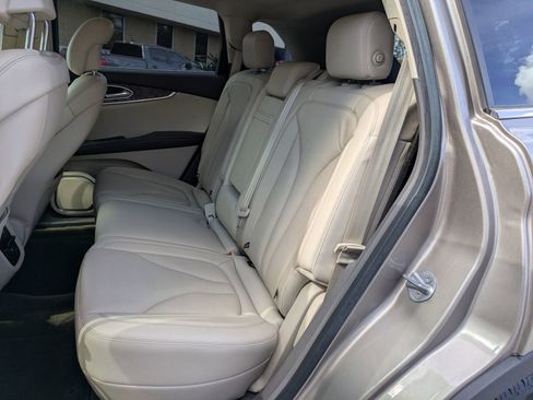 Used 2018 Lincoln MKX Reserve w/ Driver Assistance Package image 17