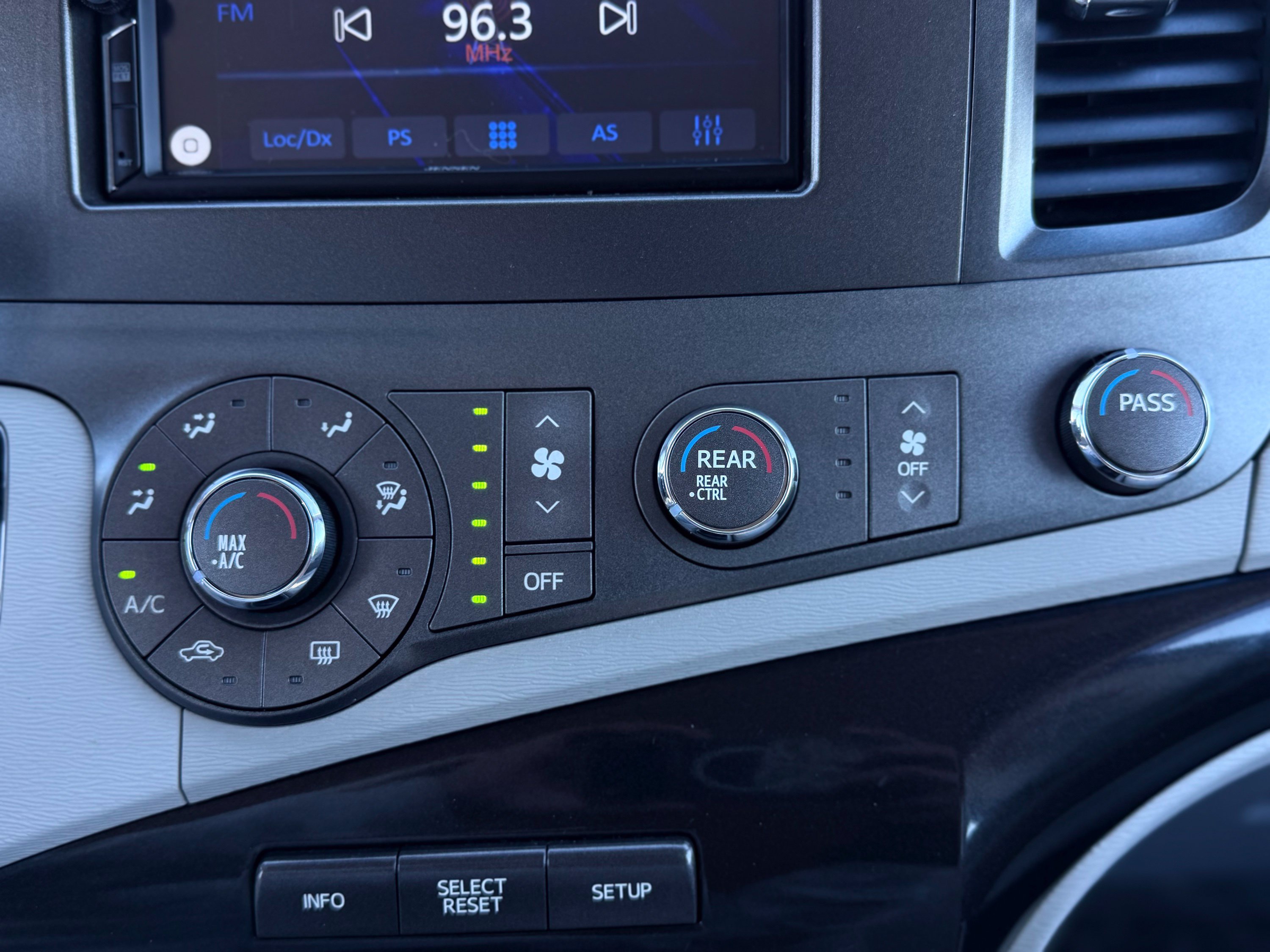 Used 2011 Toyota Sienna LE FWD image 32