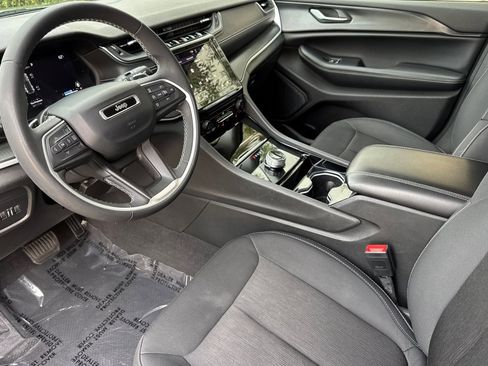 Used 2023 Jeep Grand Cherokee Laredo image 10