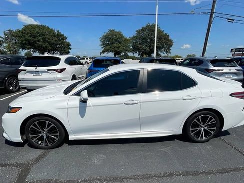Used 2018 Toyota Camry SE w/ Convenience Package FWD image 2