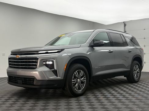Used 2026 Chevrolet Traverse LT w/ Driver Confidence Package FWD image 2