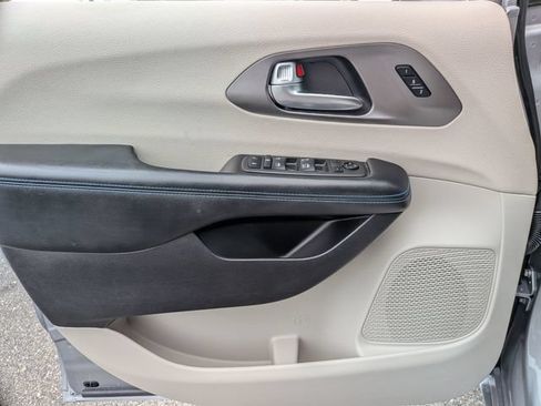 Used 2021 Chrysler Pacifica Touring-L FWD image 32