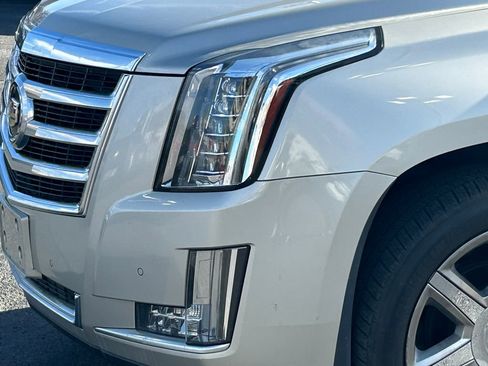 Used 2015 Cadillac Escalade Luxury image 11