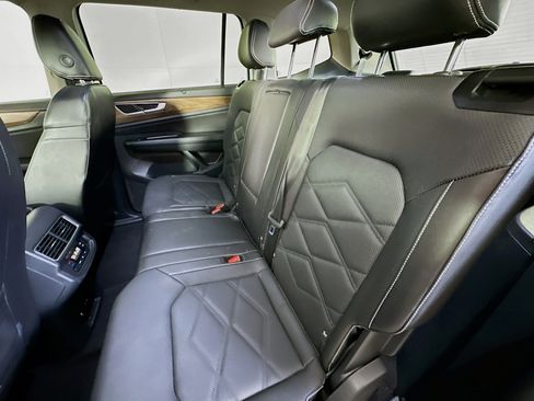 Used 2025 Volkswagen Atlas SE image 28