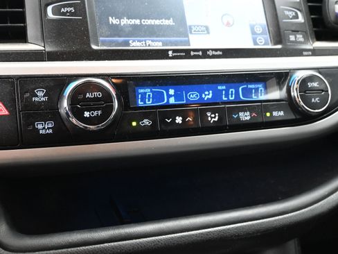 Used 2018 Toyota Highlander SE FWD image 14
