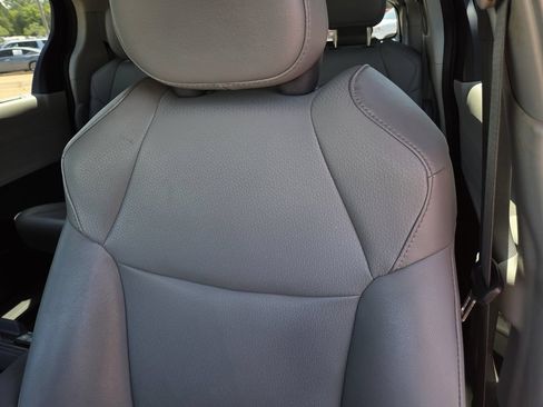 Used 2022 Toyota Sienna XLE FWD image 16