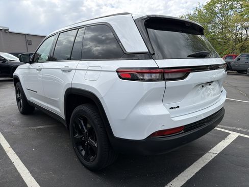 Certified 2023 Jeep Grand Cherokee Limited w/ Luxury Tech Group II AWD/4WD image 5