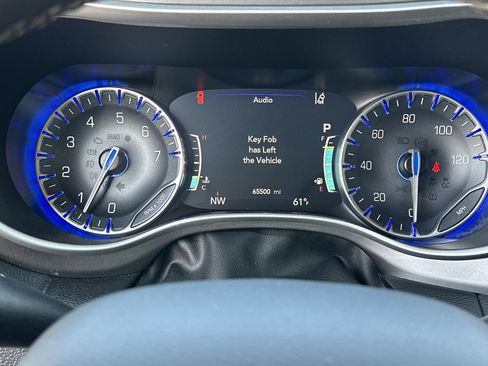 Used 2024 Chrysler Pacifica Touring-L image 26