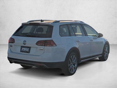 Used 2017 Volkswagen Golf SE image 5
