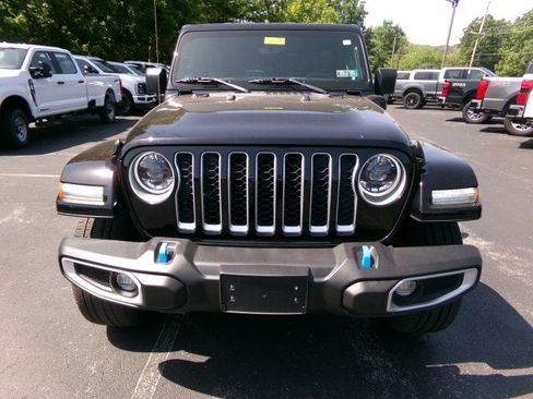 Used 2023 Jeep Wrangler Unlimited Sahara AWD/4WD image 3
