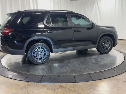 Used 2025 Honda Pilot TrailSport image 2