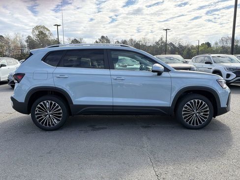 New 2026 Volkswagen Taos SE image 6