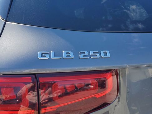 Used 2022 Mercedes-Benz GLB 250 GLB 250 w/ Premium Package Lite image 8