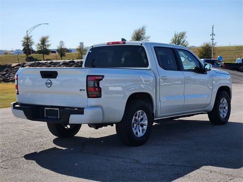 Used 2024 Nissan Frontier SV image 7