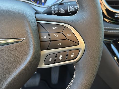 Used 2025 Chrysler Pacifica Select image 27