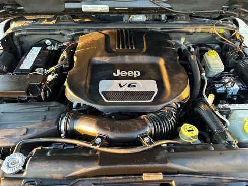 Used 2015 Jeep Wrangler Unlimited Sahara w/ Connectivity Group image 23