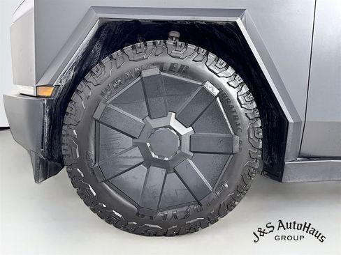 Used 2024 Tesla Cybertruck AWD Crew Cab image 39