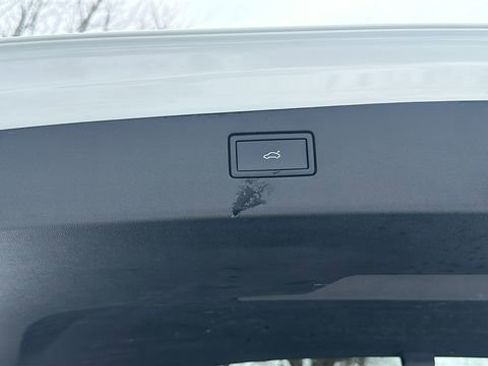 Used 2025 Volkswagen Tiguan SE R-Line image 39