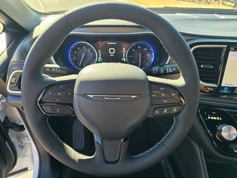New 2027 Chrysler Pacifica Limited AWD/4WD image 16