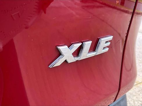 Used 2020 Toyota RAV4 XLE Premium FWD image 10