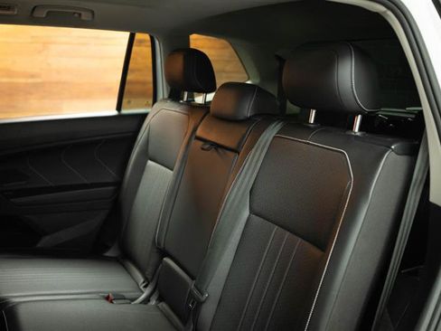 Used 2022 Volkswagen Tiguan SE w/ Panoramic Sunroof Package image 12