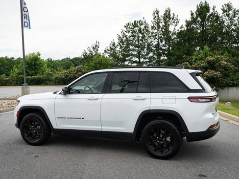 Used 2025 Jeep Grand Cherokee Altitude AWD/4WD image 7