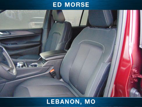 Used 2024 Jeep Grand Cherokee Laredo image 9