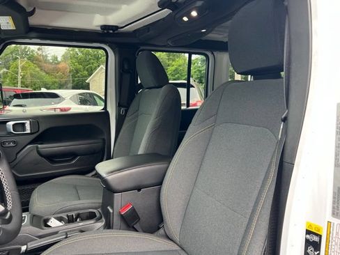 Used 2025 Jeep Wrangler Unlimited Sport AWD/4WD image 3